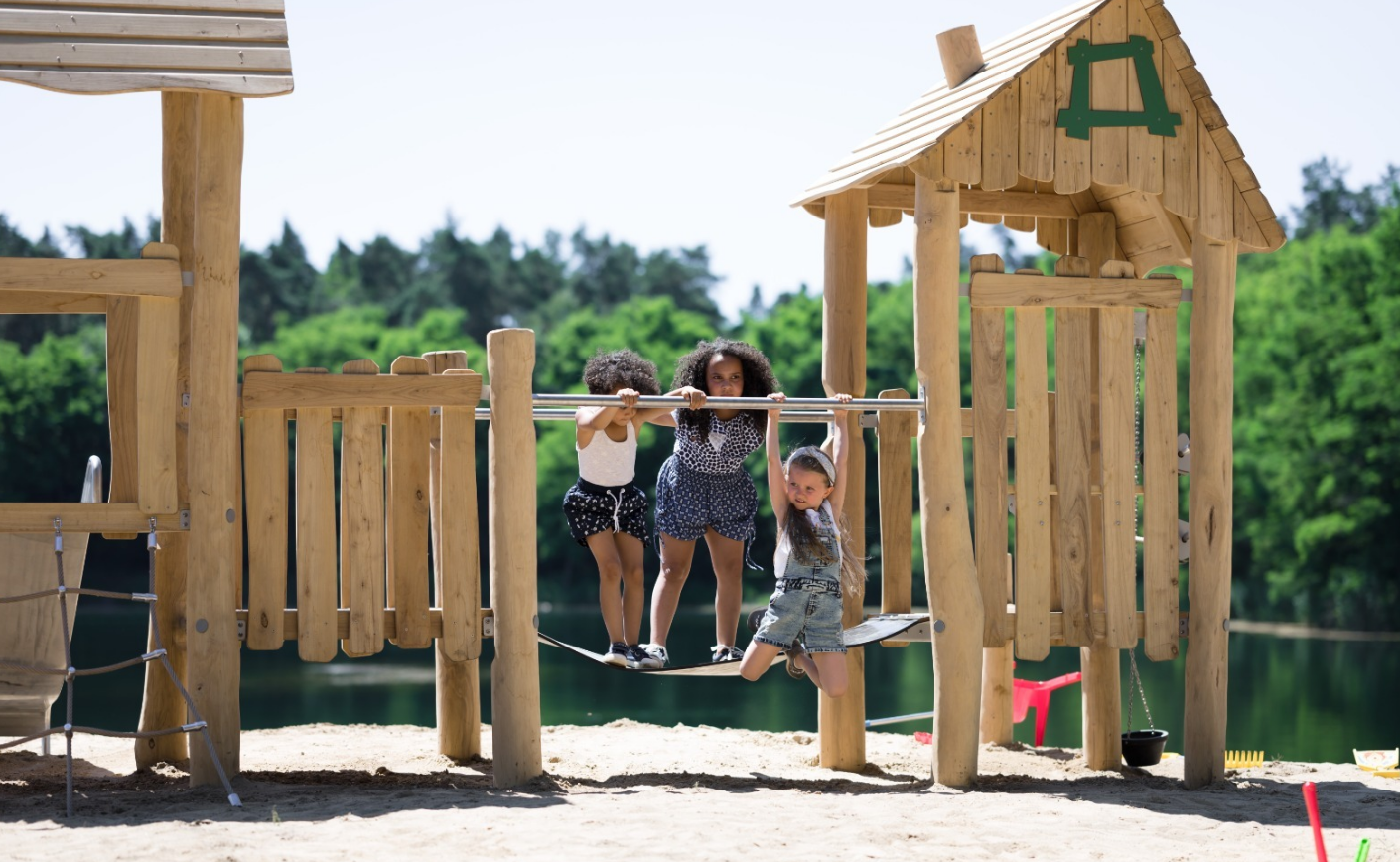 Il legno di robinia: tra giochi per esterno e arredo urbano